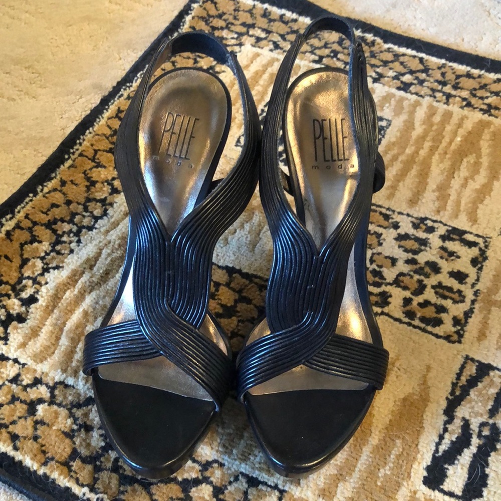Pelle moda. Black leather shoe